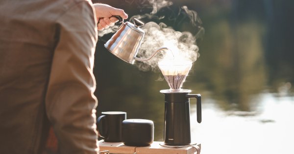 Kaffebrygning udendørs med Hario V60